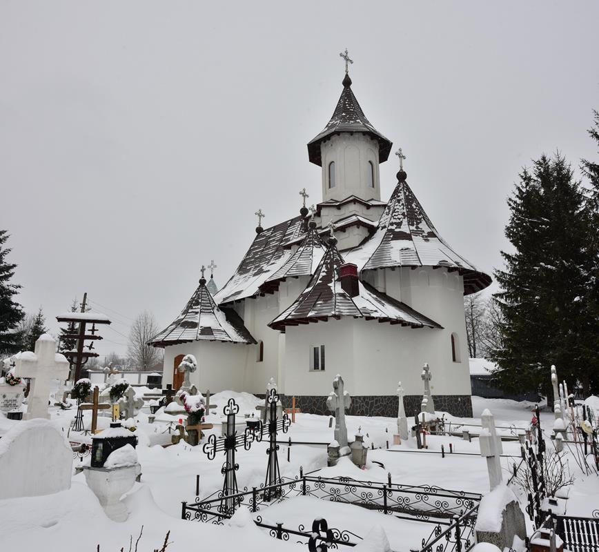 Biserica parohială - februarie 2018 (privire din cimitir)