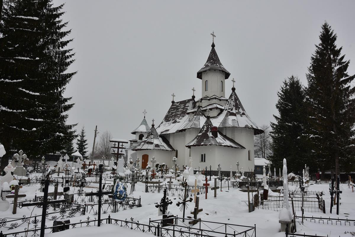 Biserica parohială - februarie 2018 (privire din cimitir)